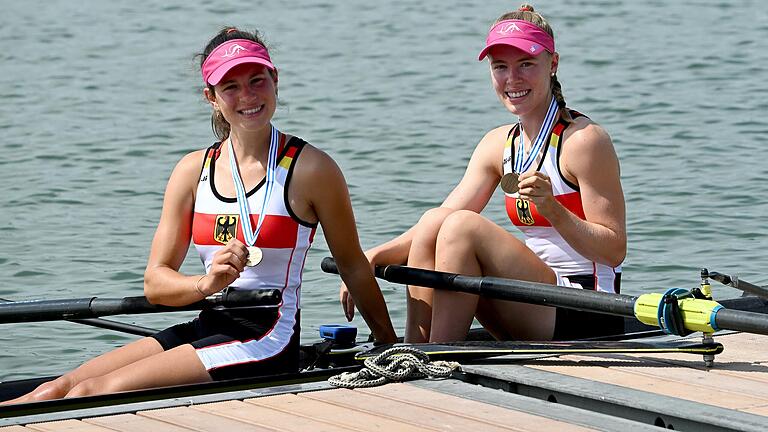 Die strahlenden Medaillengewinnerinnen Cecilia Sommerfeld (links) und Anna Händle (rechts). Ihr Leichtgewichts-Zweier ohne Steuerfrau belegte bei der WM in Varese den dritten Platz hinter Italien und Peru. Die strahlenden Medaillengewinnerinnen Cecilia Sommerfeld (links) und Anna Händle (rechts). Ihr Leichtgewichts-Zweier ohne Steuerfrau belegte bei der WM in Varese den dritten Platz hinter Italien und Peru.