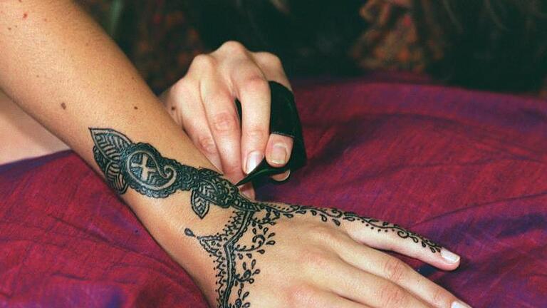 In einigen Urlaubsländern sind Henna-Tattoos stark verbreitet. Experten raten jedoch von einer Nachahmung ab. Denn allergische Reaktionen sind nicht ausgeschlossen. Foto: Stephan Jansen       -  In einigen Urlaubsländern sind Henna-Tattoos stark verbreitet. Experten raten jedoch von einer Nachahmung ab. Denn allergische Reaktionen sind nicht ausgeschlossen.