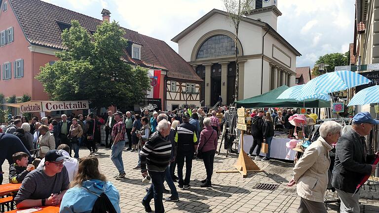 Buntes Treiben auf dem Kirchplatz       -  Buntes Treiben auf dem Kirchplatz