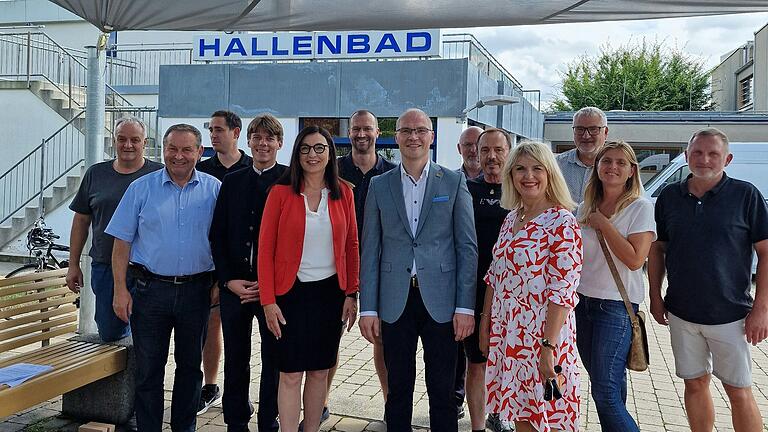 Bürgermeister Dieter Lenzer, die Landtagsabgeordneten Barbara Becker und Felix von Zobel, Landrätin Tamara Bischof, die Stadträte Otto Kolesch, Andreas Müller, Alexander Hansch, Sebastian Muth und Hans Brummer, Geschäftsstellenleiter Leo Ecker, Vorsitzende des Fördervereins Hallenbad Ruth Holfelder, Bauamtsleiter Matthias Kurth und der Badebetriebsleiter Andreas Maurer. Bürgermeister Dieter Lenzer, die Landtagsabgeordneten Barbara Becker und Felix von Zobel, Landrätin Tamara Bischof, die Stadträte Otto Kolesch, Andreas Müller, Alexander Hansch, Sebastian Muth und Hans Brummer, Geschäftsstellenleiter Leo Ecker, Vorsitzende des Fördervereins Hallenbad Ruth Holfelder, Bauamtsleiter Matthias Kurth und der Badebetriebsleiter Andreas Maurer.
