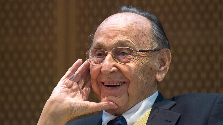 Hans-Dietrich Genscher - Hans-Dietrich Genscher im November 2014 während der Vorstellung des Buches „Hans-Dietrich Genschers Außenpolitik” in der privaten Hochschule „European School of Management and Technology” (EMST) in Berlin. Hans-Dietrich Genscher - Hans-Dietrich Genscher im November 2014 während der Vorstellung des Buches „Hans-Dietrich Genschers Außenpolitik” in der privaten Hochschule „European School of Management and Technology” (EMST) in Berlin.