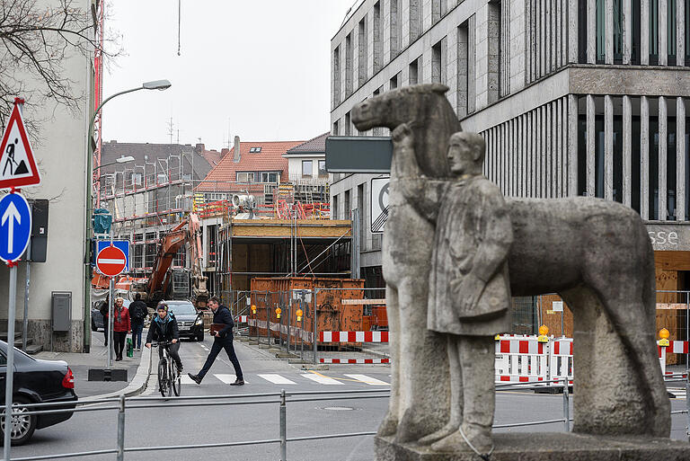 Im Zeitplan liegt auch der Rohbau für den Neubau der Sparkasse Mainfranken in der Domerpfarrgasse. Im Zeitplan liegt auch der Rohbau für den Neubau der Sparkasse Mainfranken in der Domerpfarrgasse. 