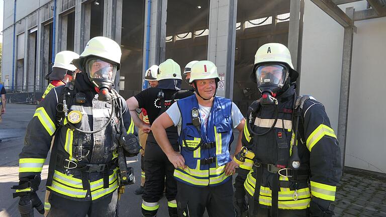 Insgesamt standen 30 Atemschutzgeräteträger bereit, wie hier ein Trupp der Feuerwehr Steinsfeld zusammen mit ihrem Kommandanten Matthias Henneberger (Mitte).