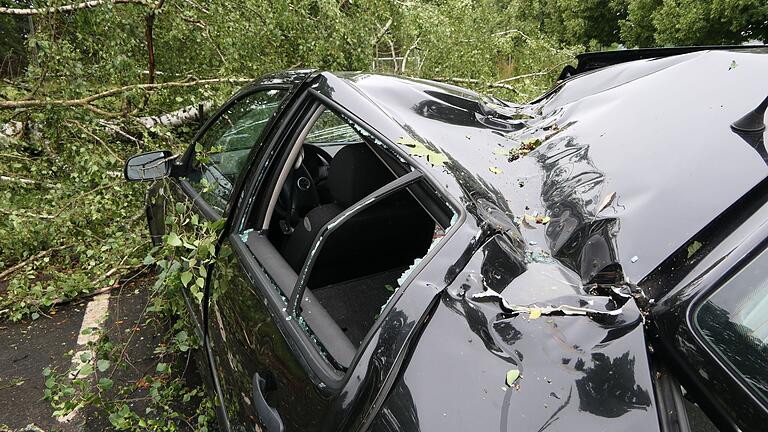 Ein Unwetter richtete im Juli in Hofheim und Lendershausen große Schäden an. Unter anderem stürzte ein Baum auf diesen geparkten VW Golf. Ein Unwetter richtete im Juli in Hofheim und Lendershausen große Schäden an. Unter anderem stürzte ein Baum auf diesen geparkten VW Golf.