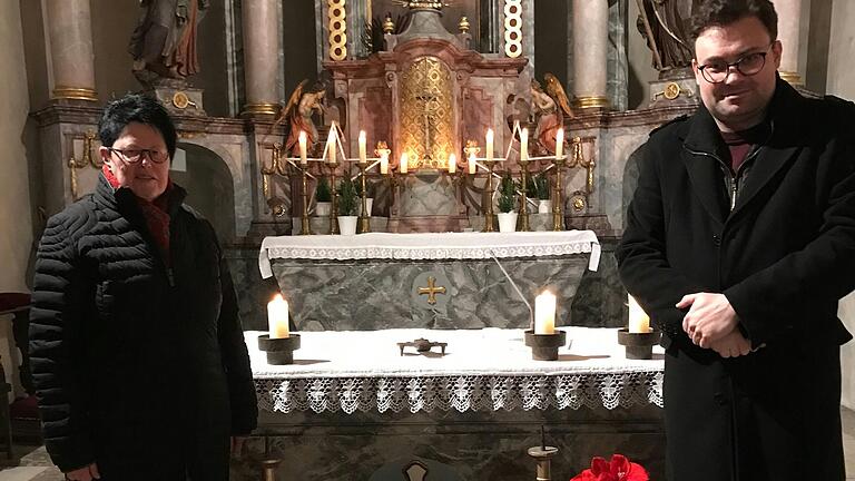 Katharina Müller und Pfarrer Nikolas Kehl vor der leeren Krippe. Katharina Müller und Pfarrer Nikolas Kehl vor der leeren Krippe.