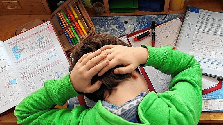 Viele Schüler sind regelmäßig so stark von Kopfschmerzen betroffen, dass sie Medikamente nehmen.