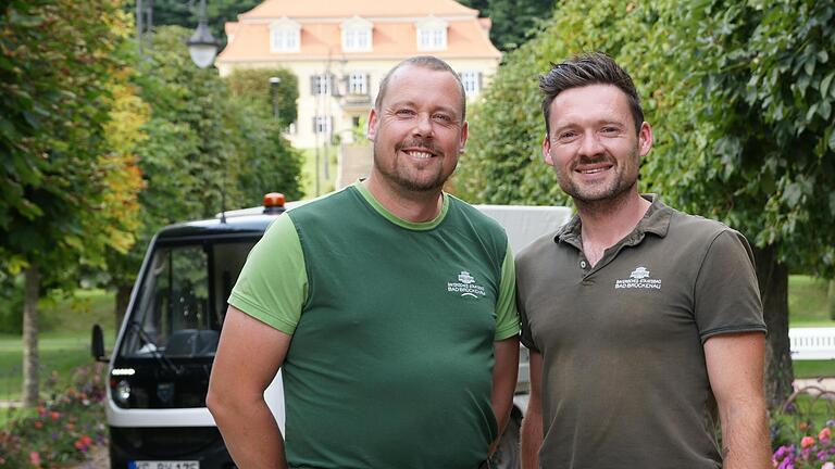 Holger Börner (links) und Michael Jacob unternehmen als Leiter der Kurgärtnerei viel, damit der Park im Staatsbad trotz extremer werdenden Wetters grün und vielfältig bleibt. Unter anderem laufen die meisten ihrer Fahrzeuge seit Jahren elektrisch.       -  Holger Börner (links) und Michael Jacob unternehmen als Leiter der Kurgärtnerei viel, damit der Park im Staatsbad trotz extremer werdenden Wetters grün und vielfältig bleibt. Unter anderem laufen die meisten ihrer Fahrzeuge seit Jahren elektrisch.