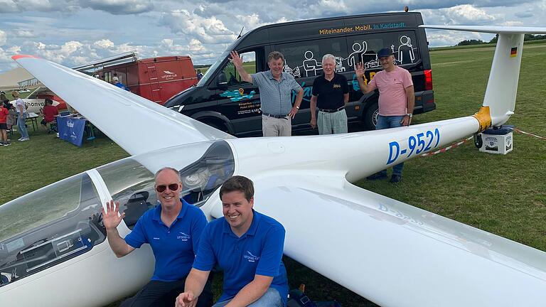 Das 'Karschter Büssle' war beim Fly-In des Luftsportclubs Karlstadt dabei. Im Hintergrund von links: Harald Schneider, Werner Wolf und Felix Riedmann. Vorne der Vorsitzende des Luftsportclubs Karlstadt und sein Vertreter, Florian Zaschka und Matthias Gehret.&nbsp;