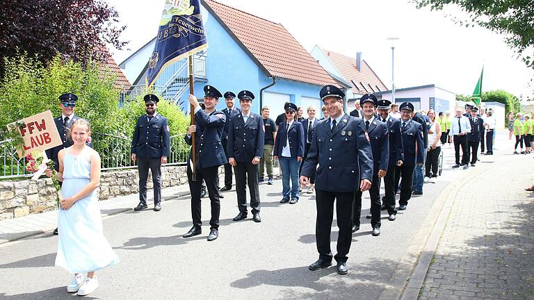 Die Lauber Feuerwehr mit ihrem engagierten Kommandanten Tobias Wischer (vorne rechts) bei ihrem Festumzug anlässlich des 150. Geburtstags.