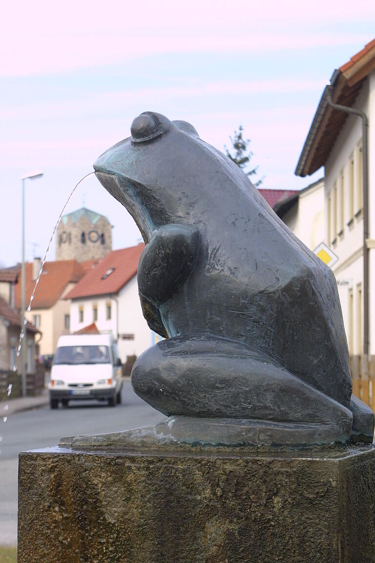 Dieser Bronzefrosch gilt als Wahrzeichen der Gemeinde Priesendorf.