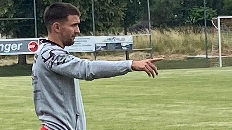 Wo geht's hin? Spielertrainer Felix Zöller schlittert mit der DJK Schwebenried/Schwemmelsbach immer mehr Richtung Krise. Wo geht's hin? Spielertrainer Felix Zöller schlittert mit der DJK Schwebenried/Schwemmelsbach immer mehr Richtung Krise.