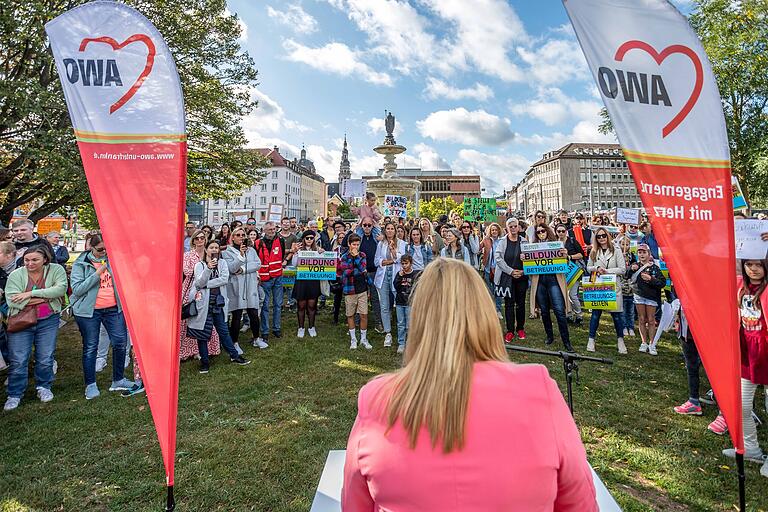 Der Weg der Demonstranten und Demonstrantinnen führte vom Marktplatz durch die Innenstadt zum Hauptbahnhof. Auf dem Bahnhofsvorplatz fand die Abschlusskundgebung statt.