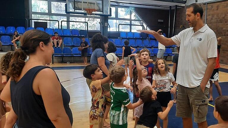 Die Kinder der Geflüchteten spielen  in Ein Gedi in einer Turnhalle.       -  Die Kinder der Geflüchteten spielen  in Ein Gedi in einer Turnhalle.