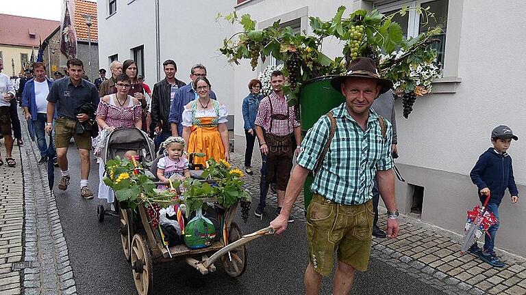 Viele Vereine und Abordnungen waren beim großen Festzug am Samstag vertreten.