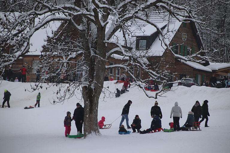 Winterfreuden in der Rhön: Nicht nur am Kreuzberg oder Arnsberg, sondern an vielen anderen Stellen in der Rhön können Besucher die winterliche Rhön erleben. Das Bild zeigt den Rodelhang an der Thüringer Hütte.