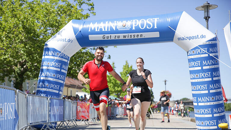 Der Mainfrankentriathlon fand am Samstag, 06. August 2022 bei strahlendem Sonnenschein und herrlichen Sommerwetter an der Mainlände in Kitzingen statt.