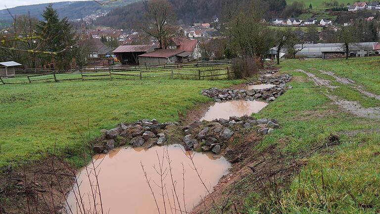 Großzügige Flutmulden, Regenüberlaufbecken und können bei Starkregen und Sturzfluten das zu Tal schießende Oberflächenwasser bremsen, um Zerstörungen und Überflutungen zu verhindern oder zumindest einzudämmen.