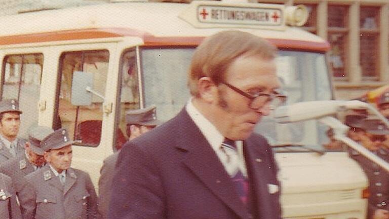 Max Schmidt, Vorsitzender der Verkehrswacht Königshofen, übergab dem BRK 1974 einen neuen Rettungswagen, spendiert von der Bevölkerung des Grabfelds. Max Schmidt, Vorsitzender der Verkehrswacht Königshofen, übergab dem BRK 1974 einen neuen Rettungswagen, spendiert von der Bevölkerung des Grabfelds.