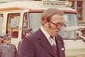 Max Schmidt, Vorsitzender der Verkehrswacht Königshofen, übergab dem BRK 1974 einen neuen Rettungswagen, spendiert von der Bevölkerung des Grabfelds.