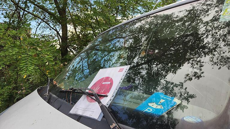 Zumindest die Parkscheibe liegt noch ordnungsgemäß hinter der Scheibe. Weil der Halter den Transporter bislang nicht entfernt hat, weist die WVV ihn auf die bevorstehende Entsorgung hin. Zumindest die Parkscheibe liegt noch ordnungsgemäß hinter der Scheibe. Weil der Halter den Transporter bislang nicht entfernt hat, weist die WVV ihn auf die bevorstehende Entsorgung hin. 