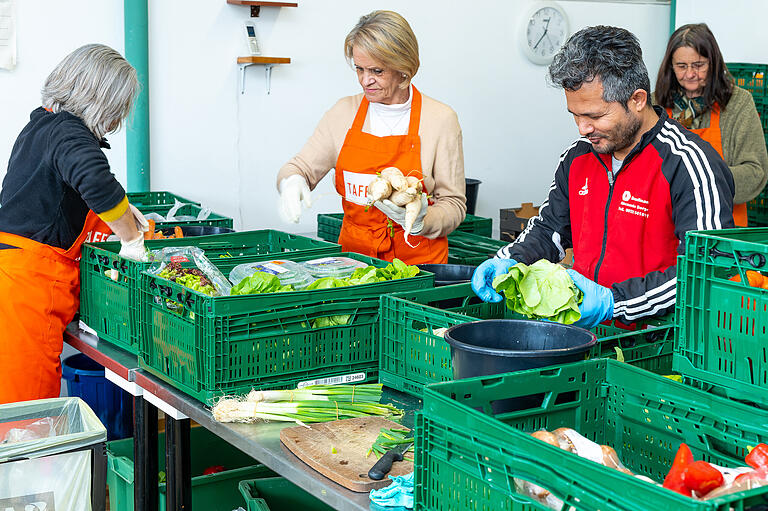 Ehrenamtliche Helferinnen und Helfer sortieren das, was ankommt. Ehrenamtliche Helferinnen und Helfer sortieren das, was ankommt.
