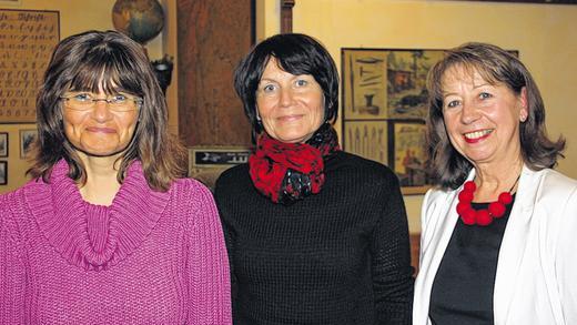 Laden zum Stammtisch der IG Niere ein: (von links) Andrea Opfermann, Susanne Roth, die Ansprechpartnerin für den Landkreis Haßberge, und IG-Vorsitzende Hannelore Seitz.