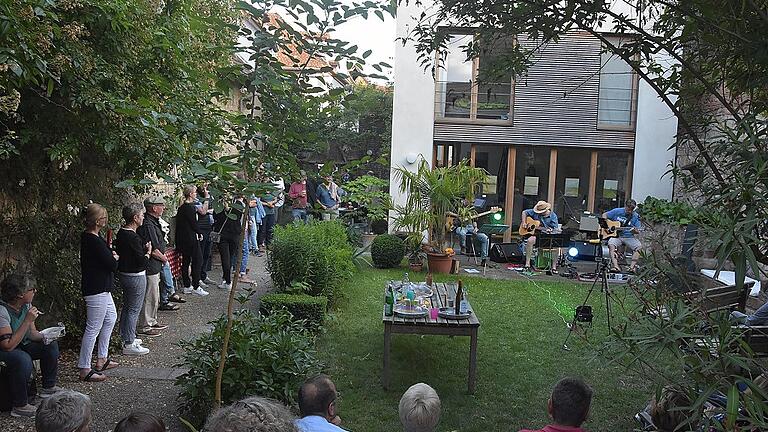 Musik, wie hier im idyllischen Hof der Familie Kircher, lud zum Verweilen ein Musik, wie hier im idyllischen Hof der Familie Kircher, lud zum Verweilen ein