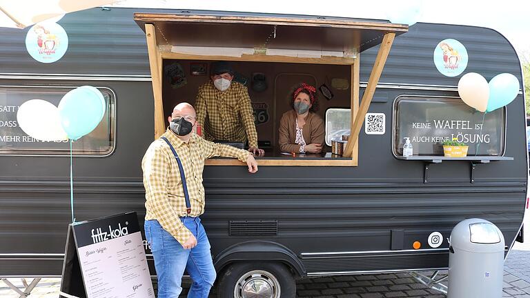 Andreas Leidlein (links) betreibt den Food Truck auf der Lohrer Mainlände mit seiner Frau Melanie (rechts) und den Kindern. Andreas Leidlein (links) betreibt den Food Truck auf der Lohrer Mainlände mit seiner Frau Melanie (rechts) und den Kindern.
