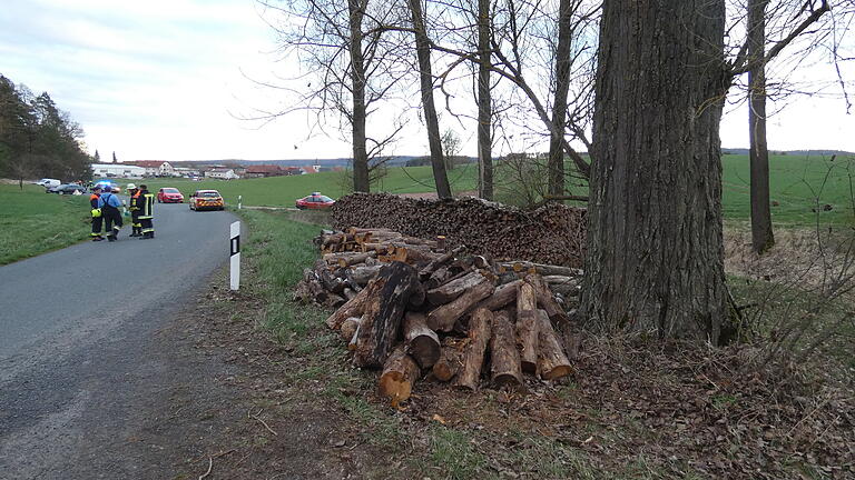 Das Motorrad verfehlte nur knapp einen massiven Baum und fuhr auf diesen Holzstapel am Straßenrand. Das Motorrad verfehlte nur knapp einen massiven Baum und fuhr auf diesen Holzstapel am Straßenrand.