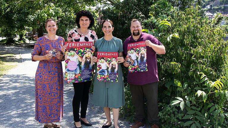 Freuen sich auf reges Interesse am Ferienpass und seinen vielfältigen Angeboten (von links): Heike Hergenröther (Leiterin Sachgebiet Familien), Katharina Hupp (stv. Fachbereichsleiterin Jugend und Familie), Sozialreferentin Dr. Hülya Düber, Torben Jensen (SG Familien, Koordination Ferienmaßnahmen).