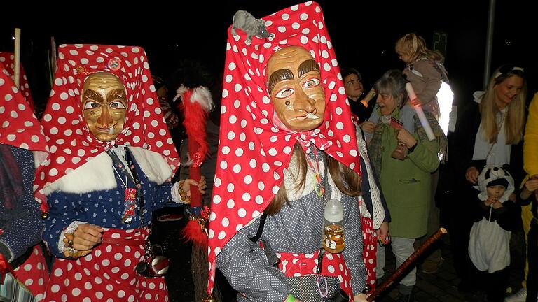 Phantasievolle und traditionelle Masken waren beim 26. Taubertäler Nachtumzug zu bewundern und bei optimalen, ja fast schon frühlingshaften Temperaturen hatten auch wieder sehr viele Narren als Zuschauer in die Narrenhochburg gekommen. Auf der Hälfte des Umzugsweges hatte der Kindergartenförderverein wieder eine „Verpflegungsstation“ eingerichtet und war zusätzlich mit gut bestückten Handkarren unterwegs. Phantasievolle und traditionelle Masken waren beim 26. Taubertäler Nachtumzug zu bewundern und bei optimalen, ja fast schon frühlingshaften Temperaturen hatten auch wieder sehr viele Narren als Zuschauer in die Narrenhochburg gekommen. Auf der Hälfte des Umzugsweges hatte der Kindergartenförderverein wieder eine „Verpflegungsstation“ eingerichtet und war zusätzlich mit gut bestückten Handkarren unterwegs.