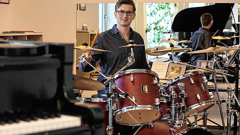 Das Schlagzeug ist die große Liebe des jungen Diplom-Musiklehrers Daniel Ort. In seinem &bdquo;Ort der Musik&ldquo; in Mönchstockheim bringt er seinen Schülern aber auch Klavier, Keyboard, Akkordeon, Saxofon und Klarinette bei.