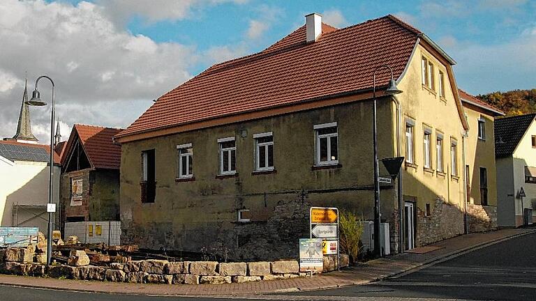 Im Frühjahr 2017 soll die schon teilweise mit Steinen begrenzte Fläche vor dem Haus in der Hundsbacher Dorfmitte begrünt und soll der vertraglich geforderte Baum gepflanzt werden.