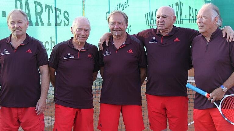 Die Männer 65 des SV Germania Erlenbach mit (von links) Bernd Liebler, Wolfgang Zorn, Edgar Eyrich, Hans-Peter Roth und Horst Perl. Zum Team gehört auch Günter Redelberger