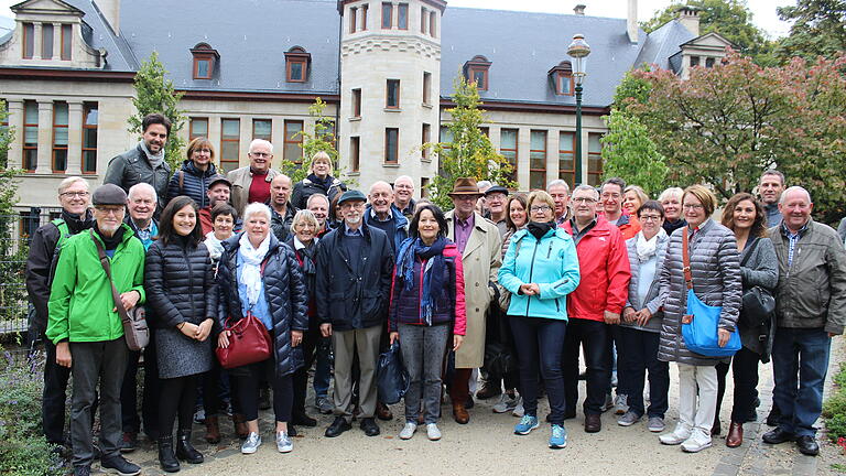 Vor der Vertretung des Freistaates Bayern in Brüssel stellte sich die Reisegruppe zu einem Erinnerungsfoto auf.