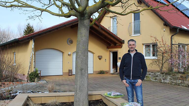 Thomas Heinrichs, alleiniger Bürgermeisterkandidat für die Gemeinde Lülsfeld, an seinem Lieblingsplatz: An der Sitzgruppe rund um dem Baum vor seinem Eigenheim am Schleifweg treffen sich mehrmals in der Woche die Nachbarn zu einem gemütlichen Plausch. Thomas Heinrichs, alleiniger Bürgermeisterkandidat für die Gemeinde Lülsfeld, an seinem Lieblingsplatz: An der Sitzgruppe rund um dem Baum vor seinem Eigenheim am Schleifweg treffen sich mehrmals in der Woche die Nachbarn zu einem gemütlichen Plausch.