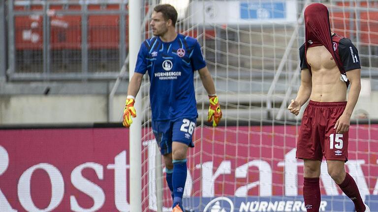 Nach dem Stuttgarter Tor zum 0:3: Torwart Christian Mathenia (links) ist genervt, Fabian Nürnberger will nicht mehr hinsehen.