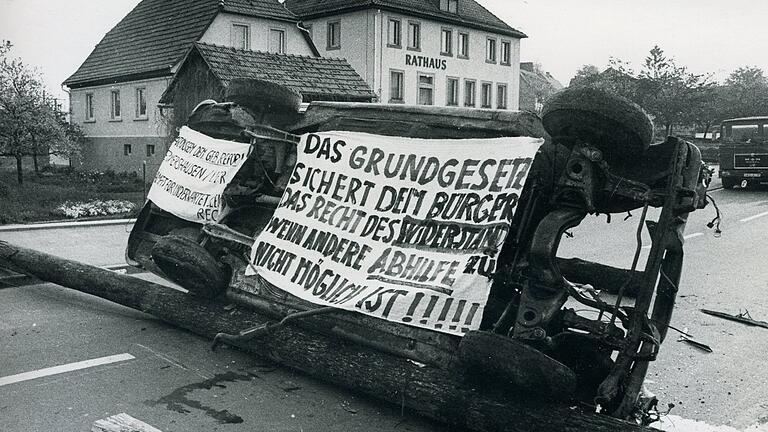 Als Ermershausen 1978 nach Maroldsweisach eingemeindet werden sollte, protestierten die Einwohner vehement und errichtete sogar Straßensperren, wie unser Archivbild zeigt. Aufgrund dieses Engagements darf sich die Gemeinde jetzt 'Ort der Demokratie' nennen . Als Ermershausen 1978 nach Maroldsweisach eingemeindet werden sollte, protestierten die Einwohner vehement und errichtete sogar Straßensperren, wie unser Archivbild zeigt. Aufgrund dieses Engagements darf sich die Gemeinde jetzt 'Ort der Demokratie' nennen .