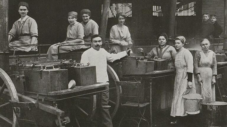 Aufnahmen vom zivilen Leben während des Ersten Weltkriegs sind rar. Dieses Foto zeigt, wie in Würzburg ab 1916 in Feldküchen preiswertes Essen für Bedürftige gekocht wurde. Es ist dem Buch 'Vergessenes Leid - Wie Würzburger den Ersten Weltkrieg erlebten' von Roland Flade entnommen.&nbsp;