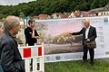 Wie das neugestaltete Mainufer in Marktbreit aussehen könnte, erklärte Bürgermeister Harald Kopp (rechts) den Stadträten Maximilian Zink, Volker Iglhaut und Planer Christoph Lamprecht (von links) bei einem Ortstermin im Juni erläutert. Jetzt steht fest, wie die Kioske aussehen sollen.