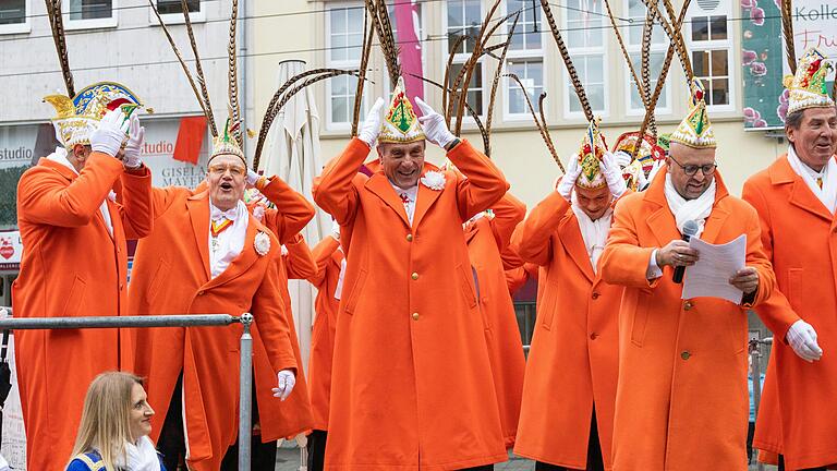 Auf dem Sternplatz in Würzburg wurde am 11. November feierlich die Faschingssaison durch den KaGe Elferrat eröffnet.