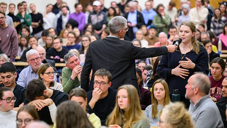 Volles Haus beim 'Kellergespräch' von Main-Post und Juristen-Alumni an der Universität, diesmal im großen Hörsaal. Auch die Zuhörerinnen und Zuhörer konnten den Experten Fragen stellen. Volles Haus beim 'Kellergespräch' von Main-Post und Juristen-Alumni an der Universität, diesmal im großen Hörsaal. Auch die Zuhörerinnen und Zuhörer konnten den Experten Fragen stellen.
