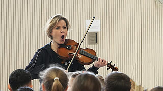 Mit vollem Elan sind die Musiker des BRSO dabei. Anne Schoenholtz feuert zum Kanon an.