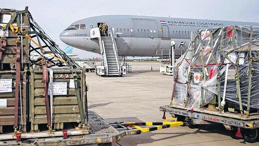 Flughafen Leipzig/Halle: Ein Transportflugzeug vom Typ Douglas der niederländischen Luftwaffe wird mit Waffen beladen.