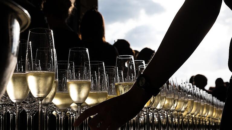 Willkommen bei der Residenzgala: Das Mozartfest lud zusammen mit dem fränkischen Weinbauverband zum sinnenreichen Konzert- und Diner-Abend. Willkommen bei der Residenzgala: Das Mozartfest lud zusammen mit dem fränkischen Weinbauverband zum sinnenreichen Konzert- und Diner-Abend.