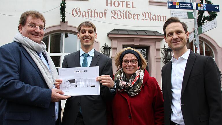 Aus dem seit 2013 leerstehenden Hotel-Gasthof 'Wilder Mann' wird in naher Zukunft ein Inklusions-Hotel der Arbeiterwohlfahrt Unterfranken mit 110 Betten. Darüber freuen sich (im Bild von links): Käufer und Investor Rainer Krapf, Thomas Geuppert und Ulrike Hahn (beide AWO Unterfranken) sowie Gerolzhofens Bürgermeister Thorsten Wozniak.