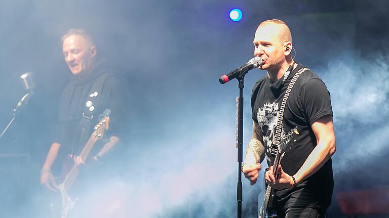 Hatte Spaß auch ohne die echte Live-Atmosphäre: Sänger und Gitarrist Flo Rittweger (rechts) war froh, mit seiner Band endlich wieder mal auf der Bühne stehen zu können.