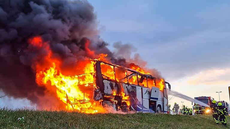 Lichterloh brannte der Bus der Bamberger Symphoniker. 18 Insassen konnten rechtszeitig in Sicherheit gebracht werden.&nbsp;&nbsp;