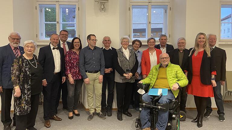 Die Geehrten mit der Goldenen Ehrennadel sowie links Eugen Albert, der mit der Platinnadel ausgezeichnet wurde. - Die Geehrten mit der Goldenen Ehrennadel sowie links Eugen Albert, der mit der Platinnadel ausgezeichnet wurde. Die Geehrten mit der Goldenen Ehrennadel sowie links Eugen Albert, der mit der Platinnadel ausgezeichnet wurde. - Die Geehrten mit der Goldenen Ehrennadel sowie links Eugen Albert, der mit der Platinnadel ausgezeichnet wurde.
