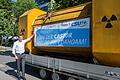 Castor in München       -  Protest gegen Bayerns Energiepolitik: Grünen-Sprecher Martin Stümpfig steht vor einem nachgebauten Castor-Behälter mit der Aufschrift &bdquo;I bin der Castor und do bin i dahoam&ldquo; vor der CSU-Zentrale.